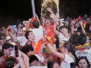 Španielski fanúšikovia oslavujú v uliciach centrálneho Madridu.