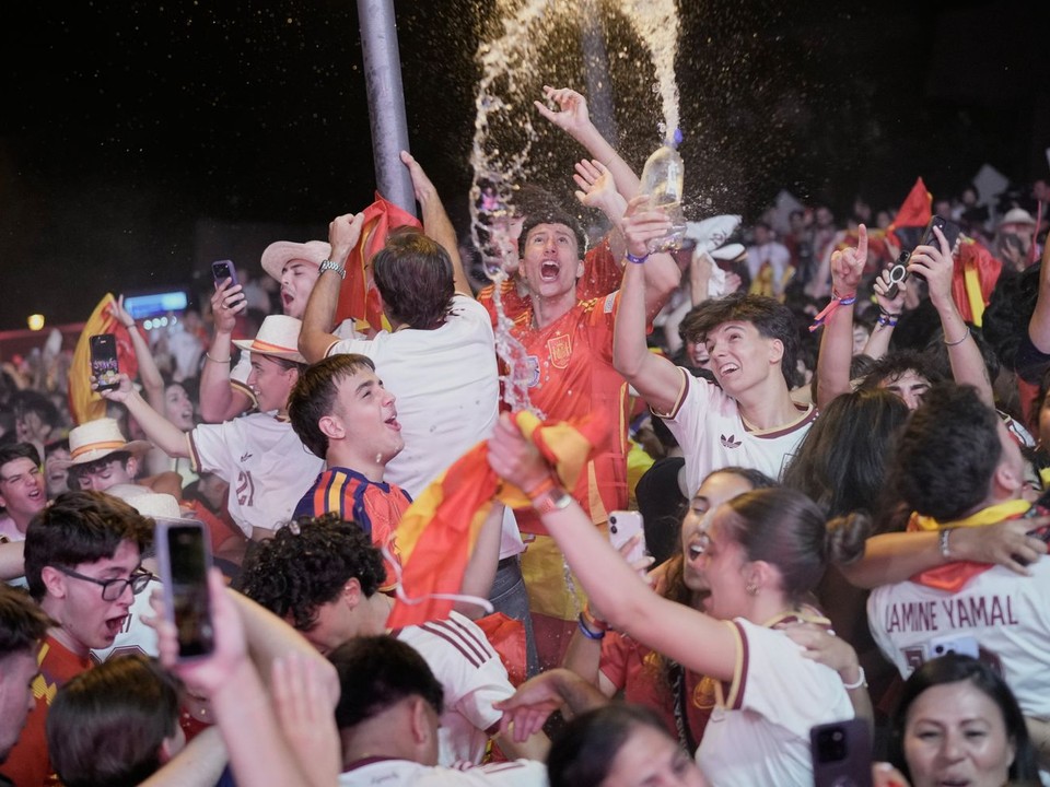 Španielski fanúšikovia oslavujú v uliciach centrálneho Madridu.