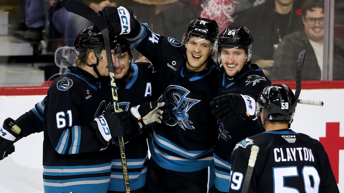 Pavol Regenda sa spoluhráčmi teší z gólu.