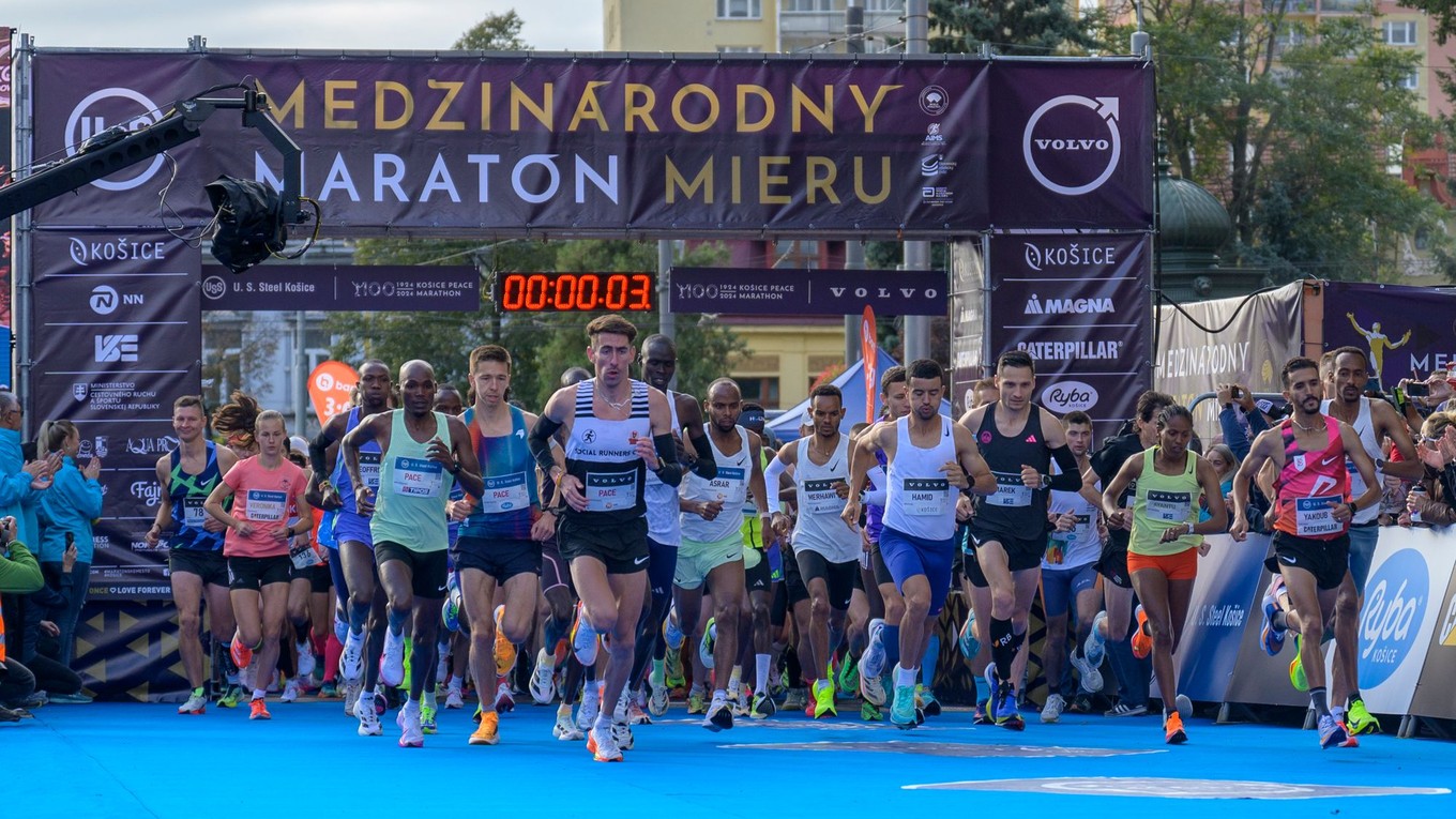 Oficiálny štart maratóncov počas bežeckých pretekov 101. ročníka Medzinárodného maratónu mieru.