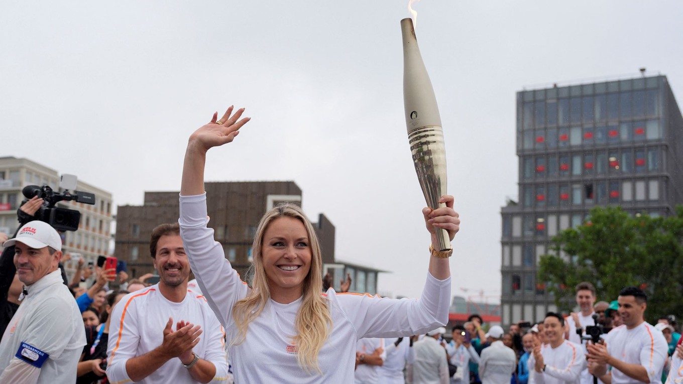 Lindsey Vonnová s olympijskou pochodňou v olympijskej dedine počas OH 2024 v Paríži.