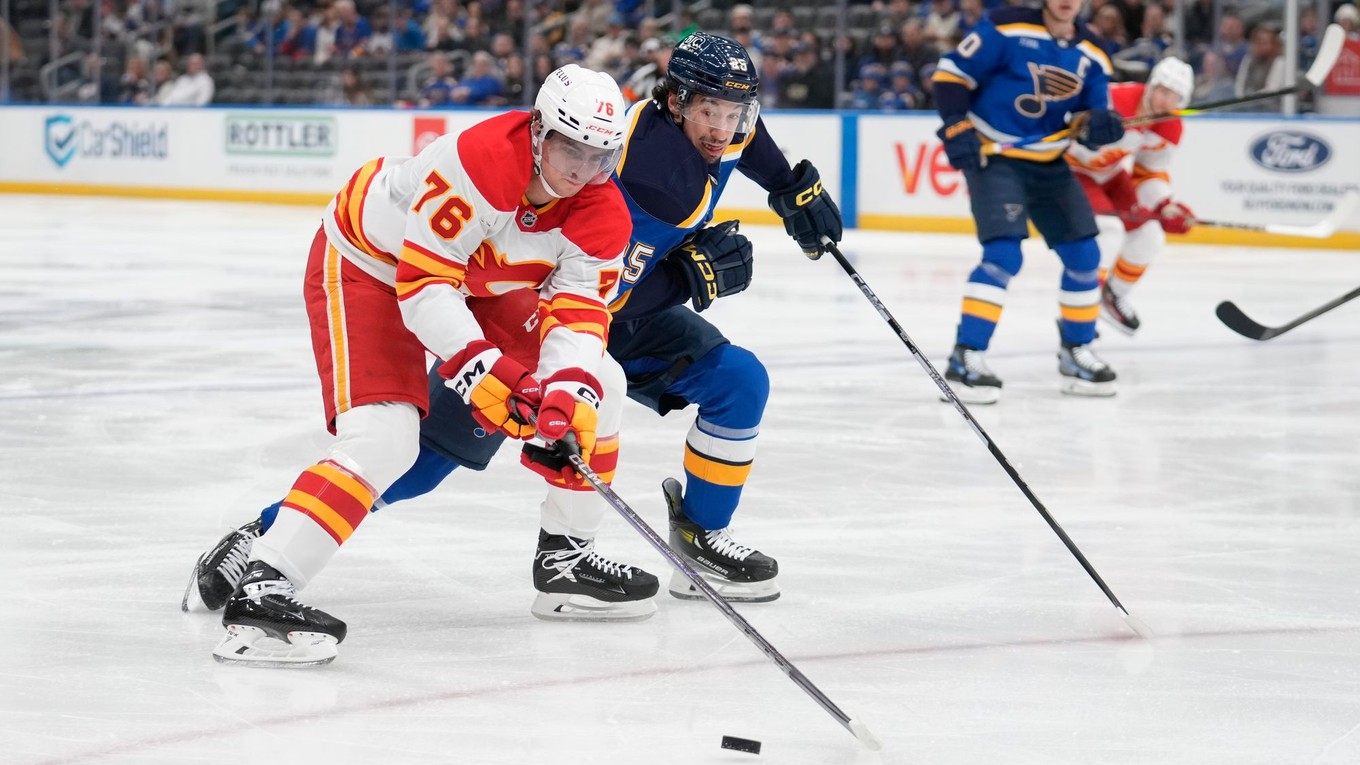 Martin Pospíšil (Calgary) v zápase proti St. Louis.