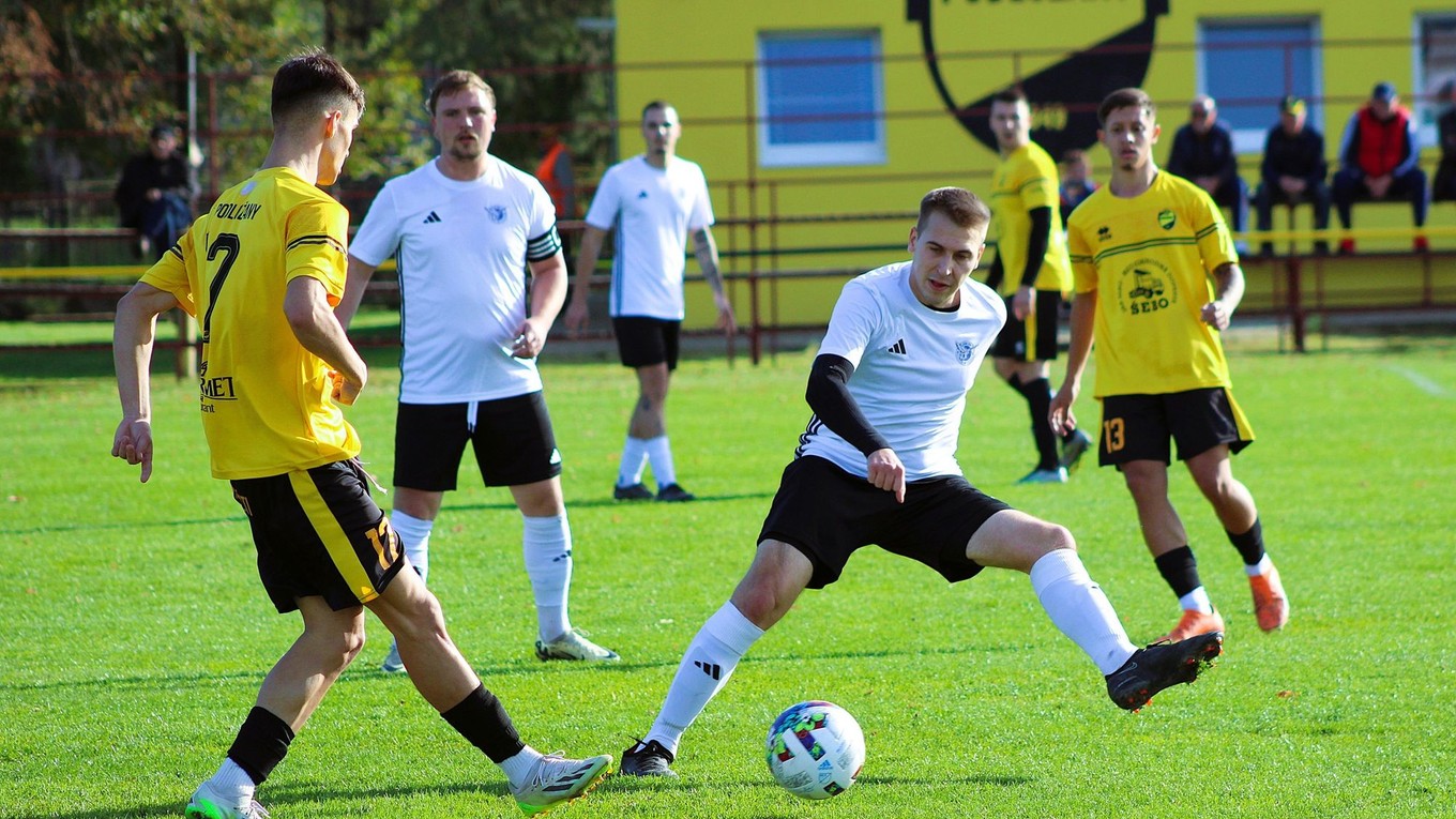 Zo zápasu Podlužany – Iža (1:1) pri lopte domáci Matúš Bielik (17).