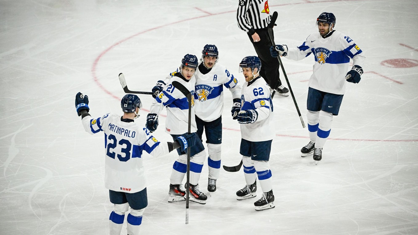 Radosť hokejistov Fínska z gólu v zápase Kanada - Fínsko na MS v hokeji 2025.