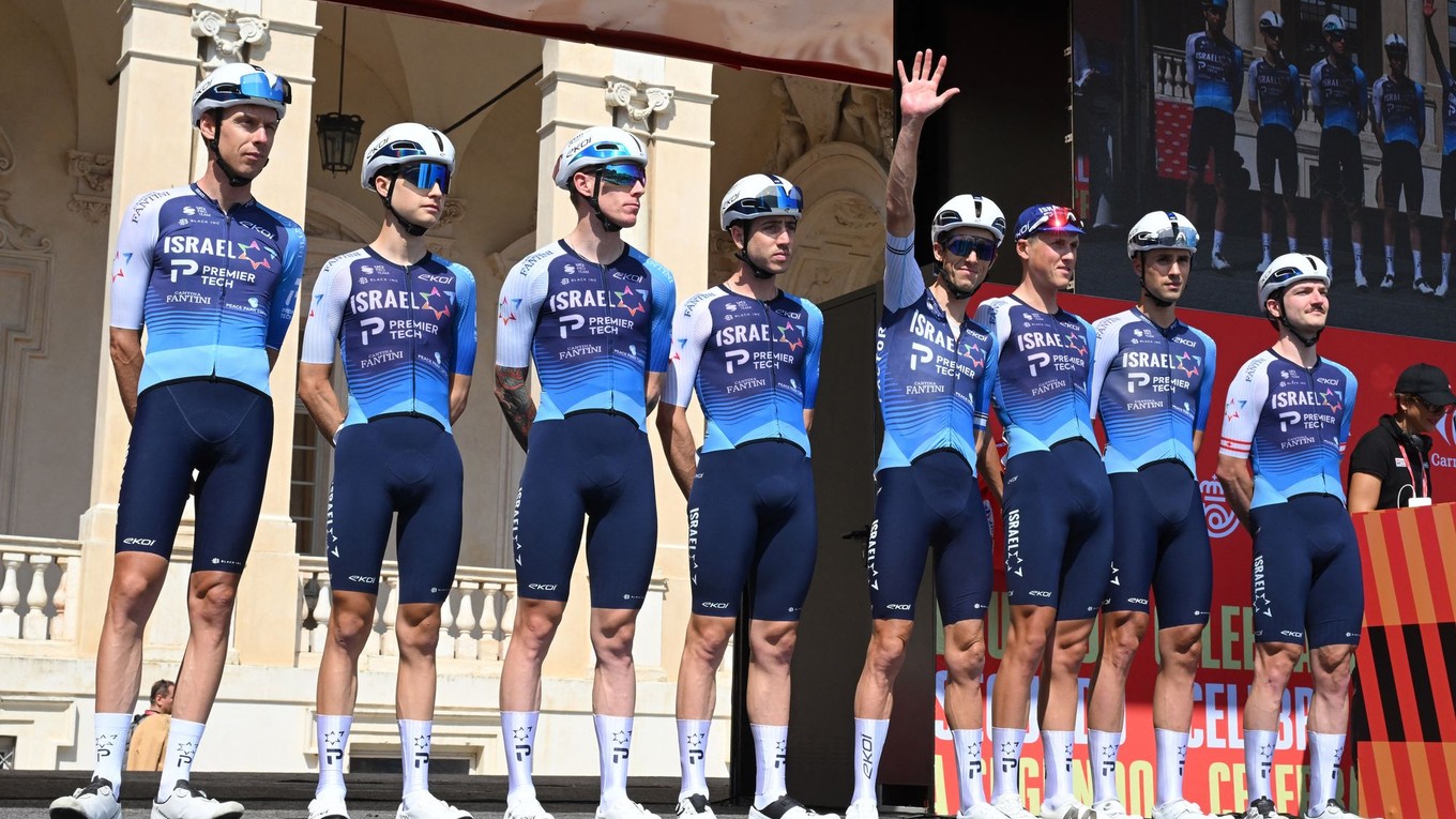 Cyklisti tímu Israel - Premier Tech počas prezentácie pred začiatkom Vuelty 2025.