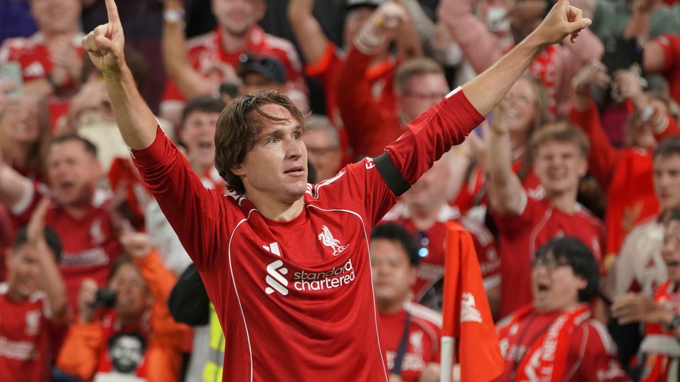 Hráč Liverpoolu Federico Chiesa  oslavuje po tom, ako strelil tretí gól v zápase 1.kola anglickej ligy Premier League  FC Liverpool - AFC Bournemouth.