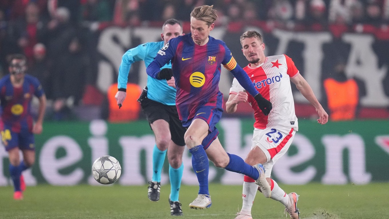 Frenkie de Jong a Michal Sadílek v zápase Slavia - Barcelona