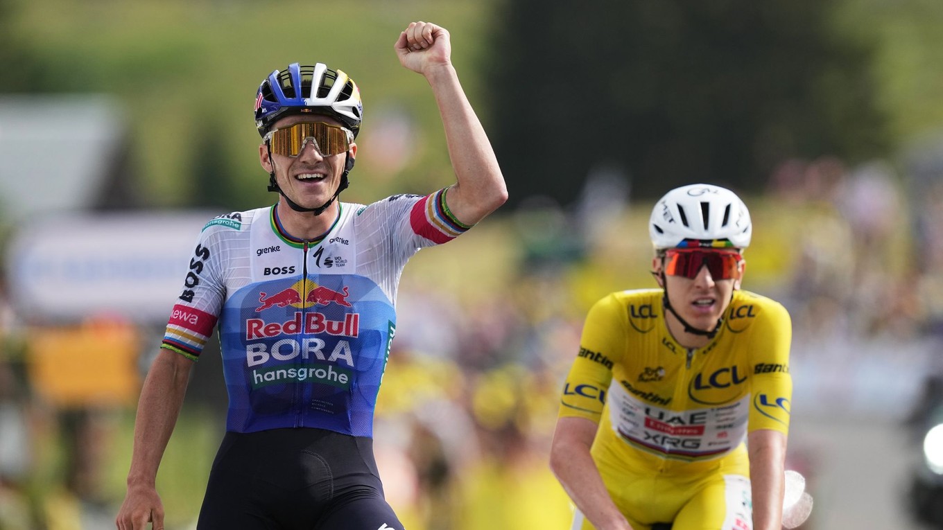 Remco Evenepoel (vľavo) zdolal Tadeja Pogačara v závere 15. etapy Tour de France 2026.