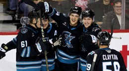 Pavol Regenda sa spoluhráčmi teší z gólu.