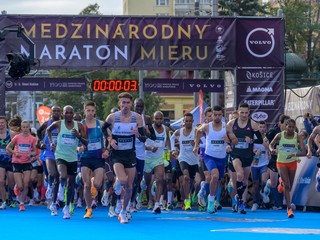 Oficiálny štart maratóncov počas bežeckých pretekov 101. ročníka Medzinárodného maratónu mieru.