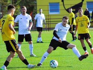 Zo zápasu Podlužany – Iža (1:1) pri lopte domáci Matúš Bielik (17).