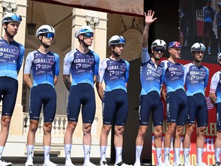 Cyklisti tímu Israel - Premier Tech počas prezentácie pred začiatkom Vuelty 2025.