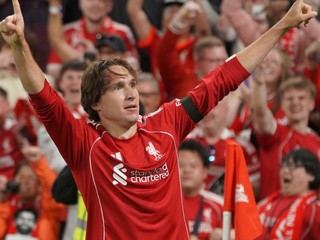 Hráč Liverpoolu Federico Chiesa oslavuje po tom, ako strelil tretí gól v zápase 1.kola anglickej ligy Premier League FC Liverpool - AFC Bournemouth.