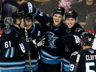 Pavol Regenda sa spoluhráčmi teší z gólu.