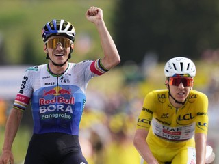 Remco Evenepoel (vľavo) zdolal Tadeja Pogačara v závere 15. etapy Tour de France 2026.