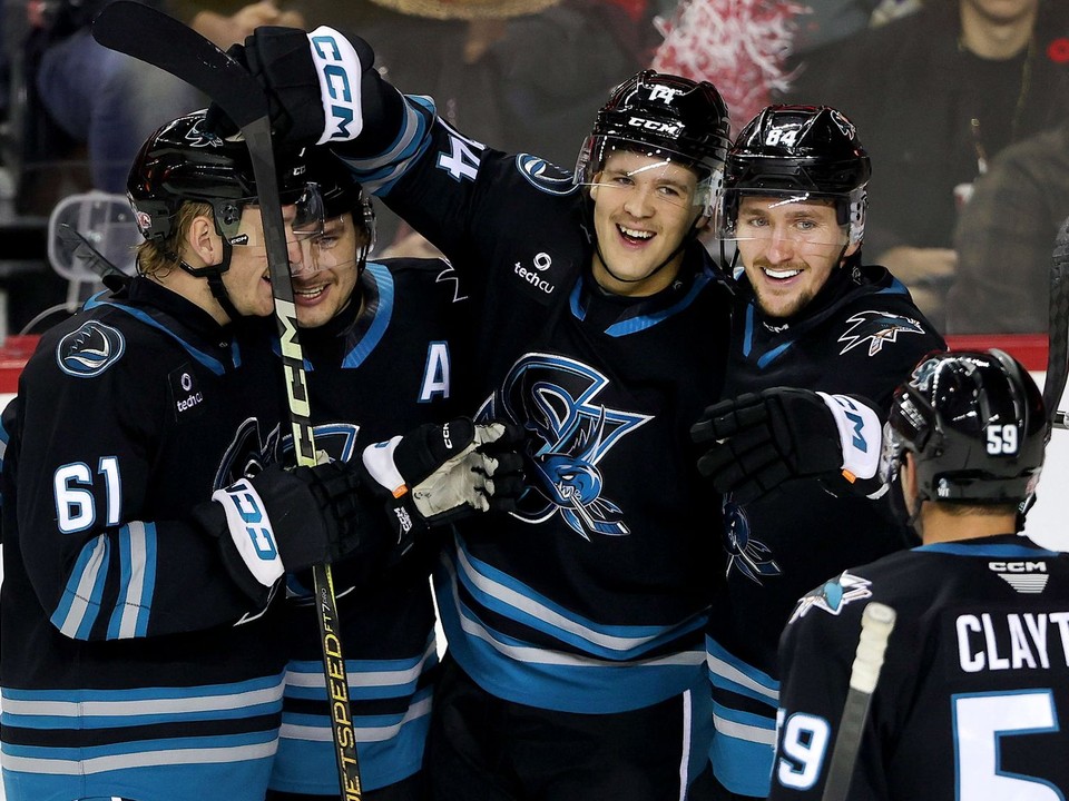 Pavol Regenda sa spoluhráčmi teší z gólu.