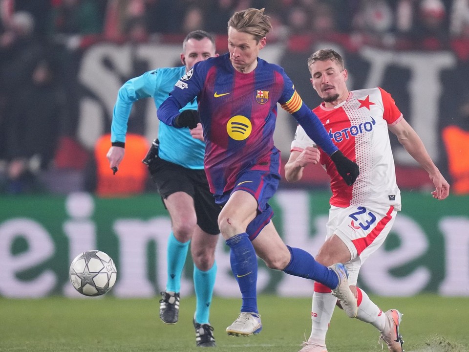 Frenkie de Jong a Michal Sadílek v zápase Slavia - Barcelona
