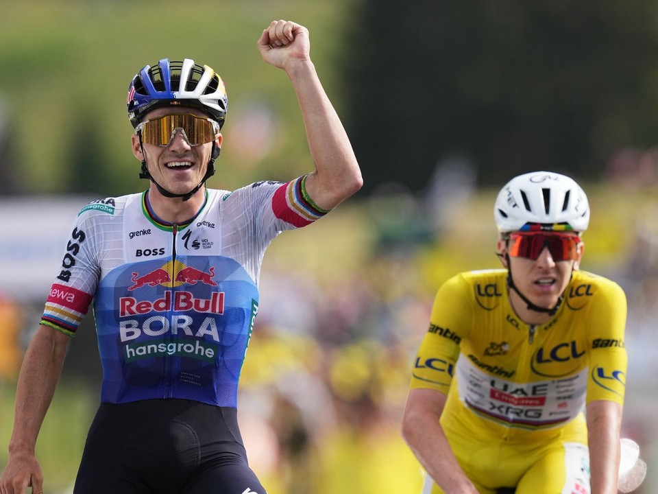Remco Evenepoel (vľavo) zdolal Tadeja Pogačara v závere 15. etapy Tour de France 2026.