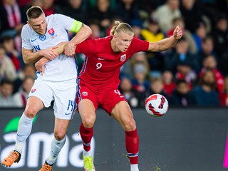 Erling Haaland a Milan Škriniar v zápase Nórsko - Slovensko.