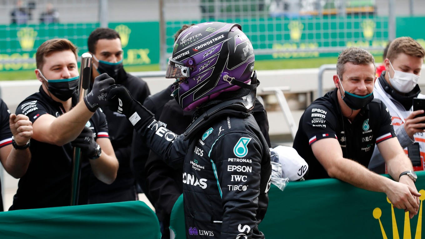 Lewis Hamilton sa teší so svojimi mechanikmi.