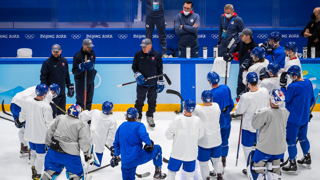 Slovenskí hokejisti počas tréningu na zimných olympijských hrách v Pekingu 2022. 