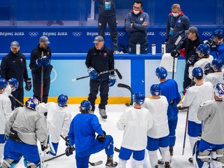 Slovenskí hokejisti počas tréningu na zimných olympijských hrách v Pekingu 2022. 