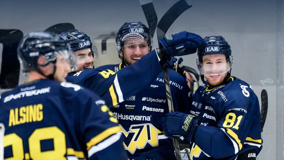 Pavol Regenda sa teší so spoluhráčmi HV71.