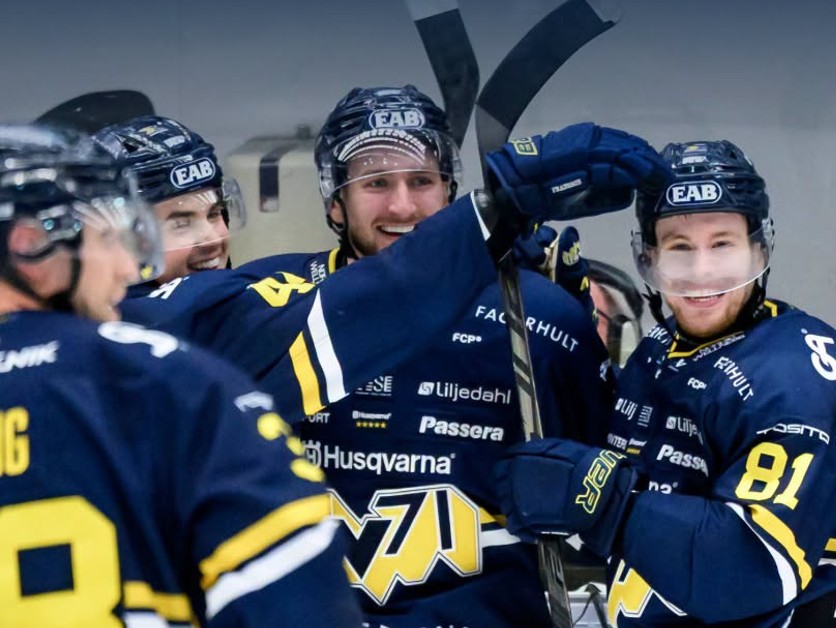 Pavol Regenda sa teší so spoluhráčmi HV71.