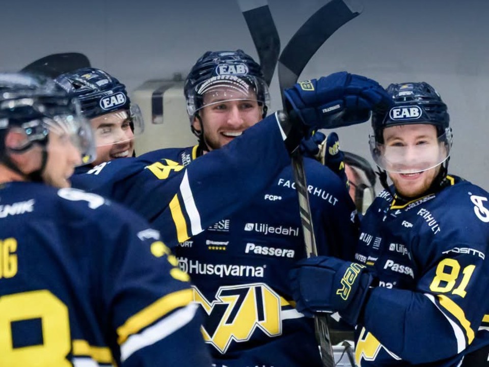 Pavol Regenda sa teší so spoluhráčmi HV71.