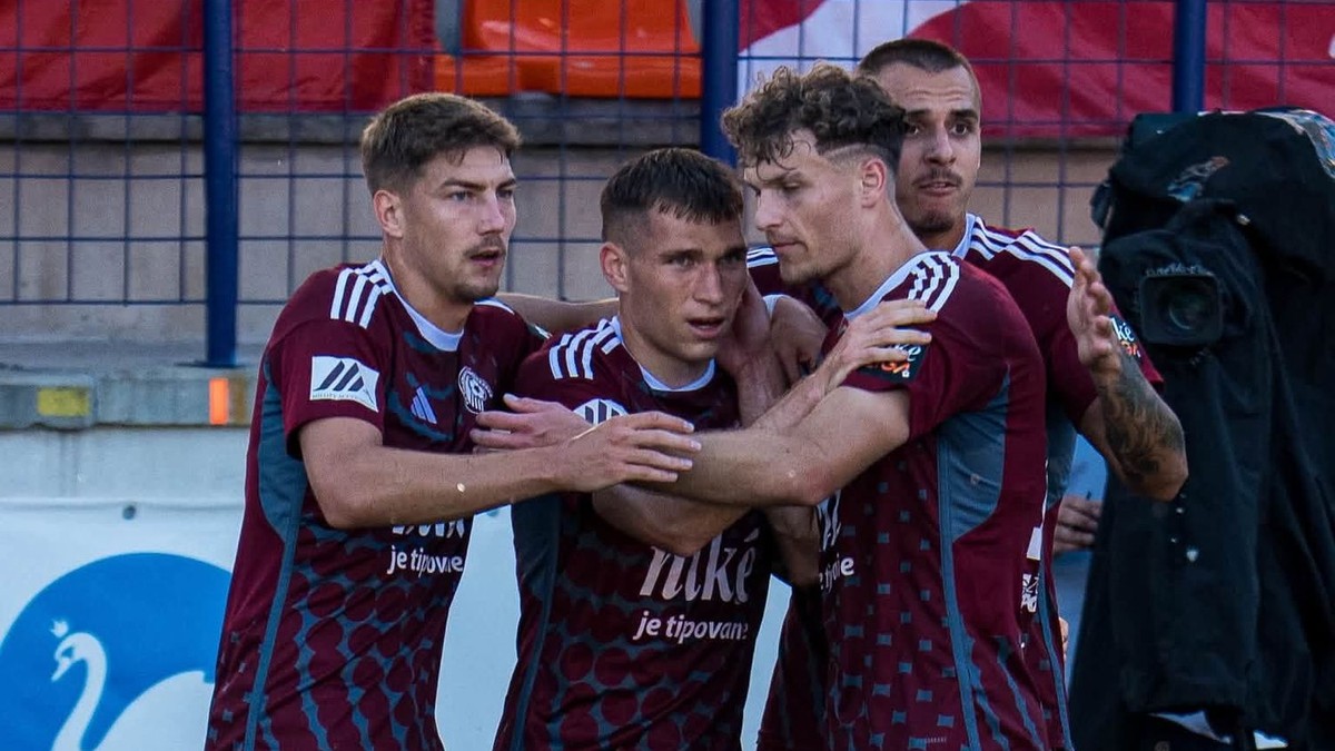 Futbalisti Facebook/FK Železiarne Podbrezová oslavujú gól.