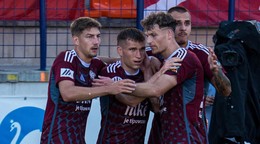 Futbalisti Facebook/FK Železiarne Podbrezová oslavujú gól.