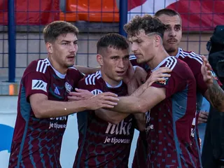 Futbalisti Facebook/FK Železiarne Podbrezová oslavujú gól.
