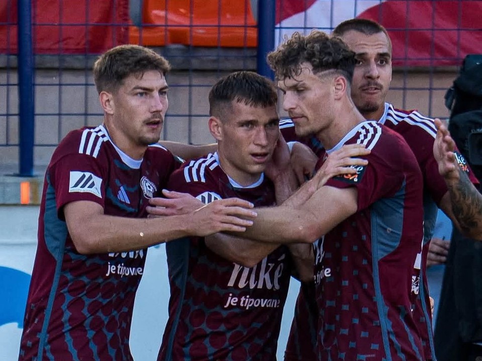 Futbalisti Facebook/FK Železiarne Podbrezová oslavujú gól.