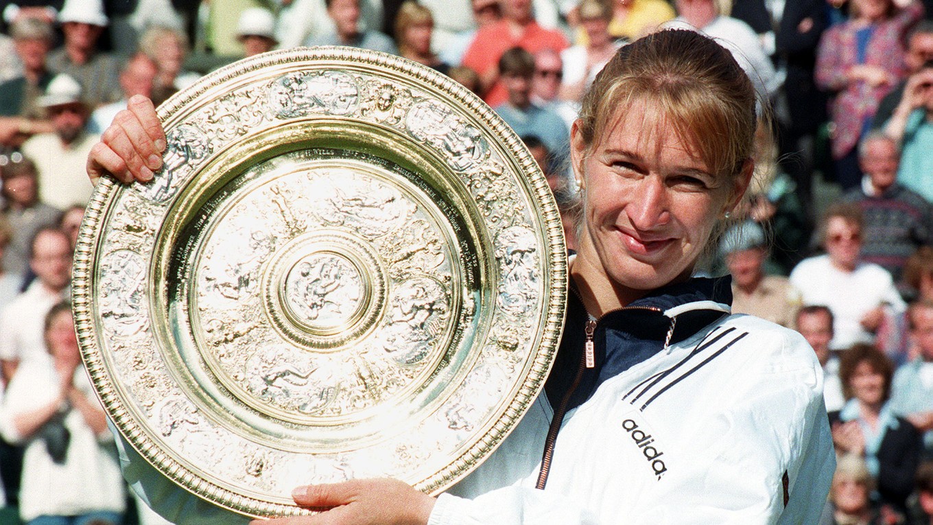 Nemecká tenistka Steffi Grafová po zisku wimbledonského titulu.