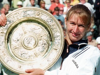 Nemecká tenistka Steffi Grafová po zisku wimbledonského titulu.