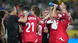 Futbalisti Tuniska počas hydratačnej pauzy v zápase základnej F-skupiny Švédsko - Tunisko.