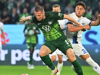 Slovenský hráč Denis Vavro (vľavo).