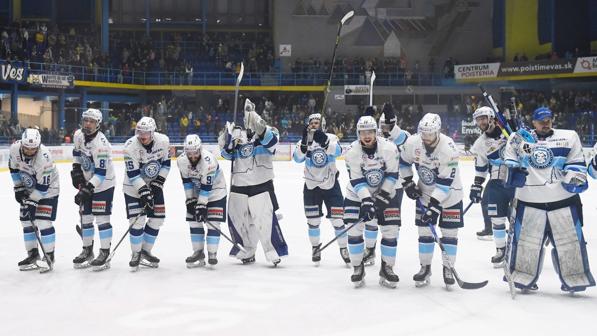 Hráči Nitry po víťazstve v prvom finálovom zápase play off hokejovej Tipos extraligy HK Spišská Nová Ves - HK Nitra