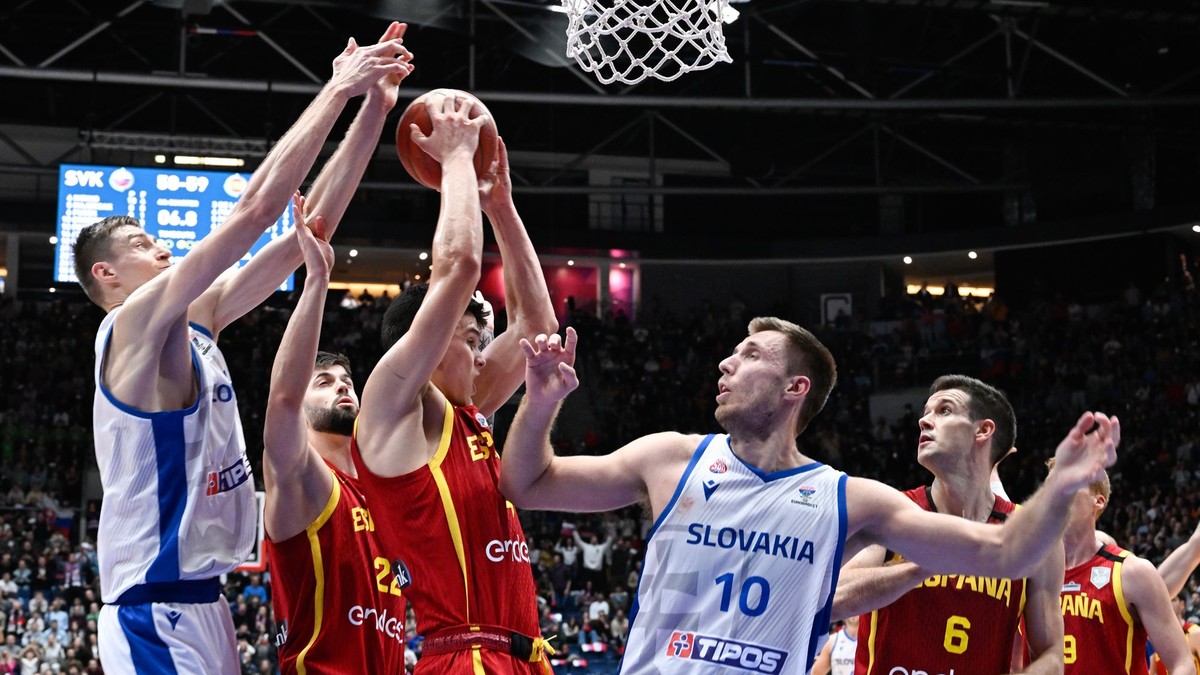 Vladimír Brodziansky (vpravo) a Michael Fusek (vľavo) v zápase Slovensko - Španielsko v kvalifikácii ME v basketbale 2025.