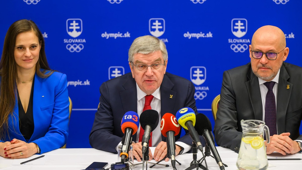 Členka Medzinárodného olympijského výboru (MOV) Danka Hrbeková Barteková, prezident MOV Thomas Bach a prezident Slovenského olympijského a športového výboru (SOŠV) Anton Siekel počas tlačovej konferencie v Bratislave.