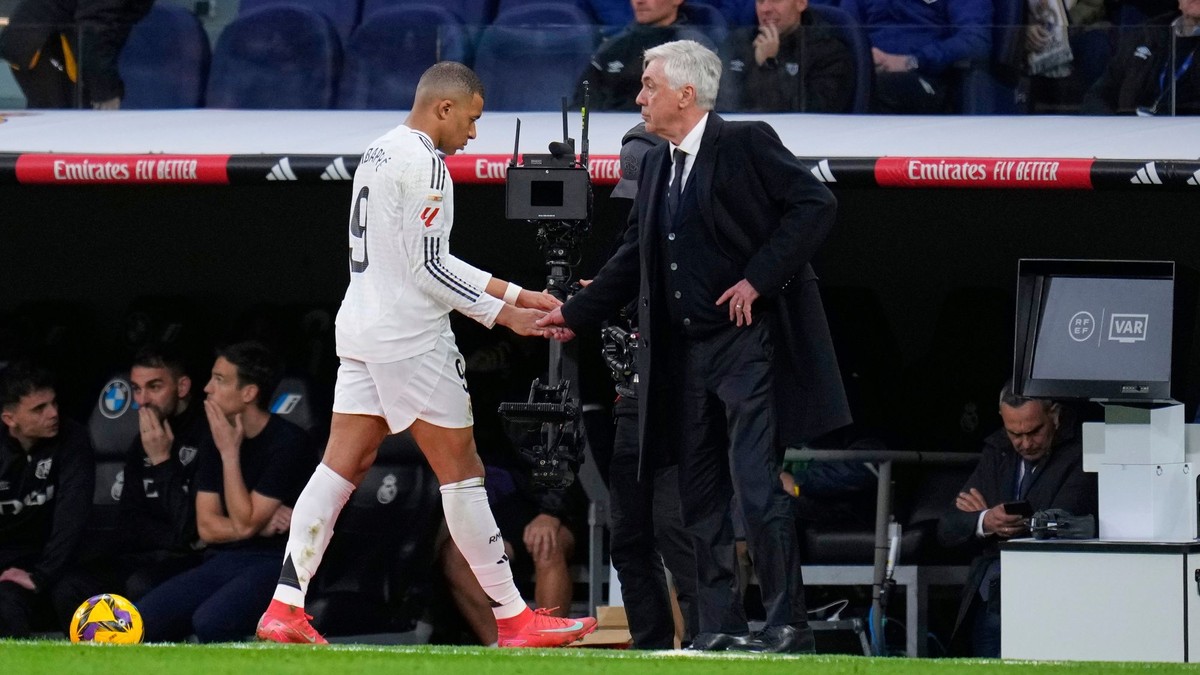 Kylian Mbappé a tréner Realu Madrid Carlo Ancelotti.