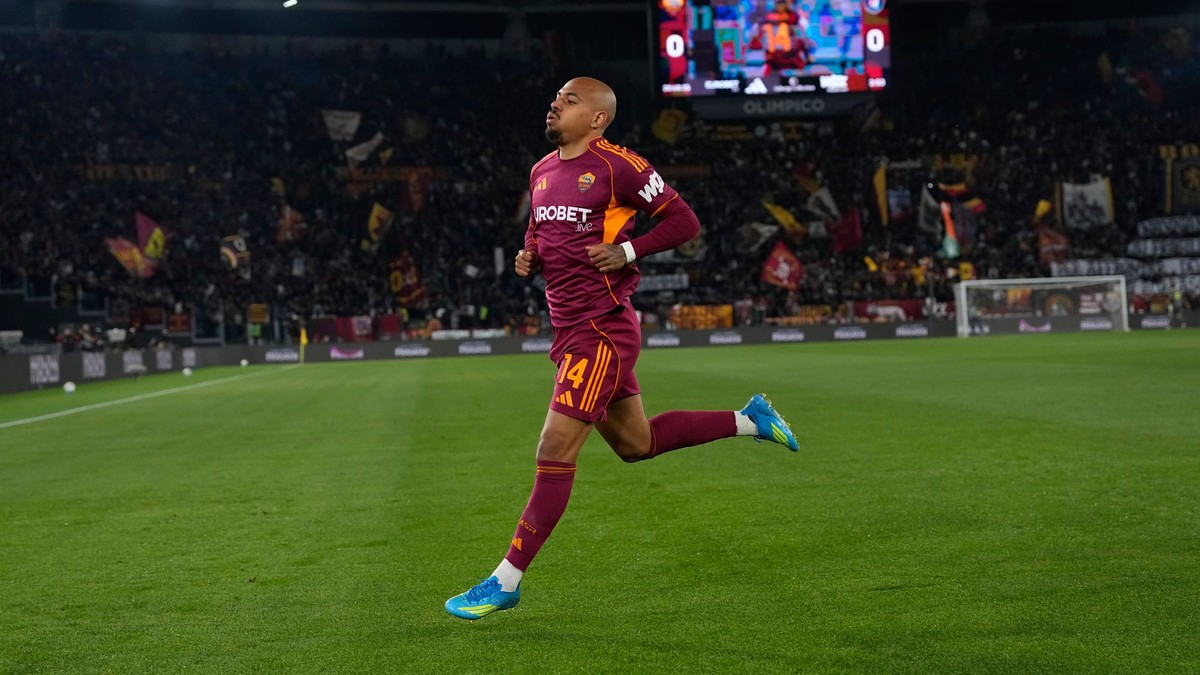 Donyell Malen sa teší z gólu v zápase 32. kola talianskej Serie A  AS Rím - SC Pisa.