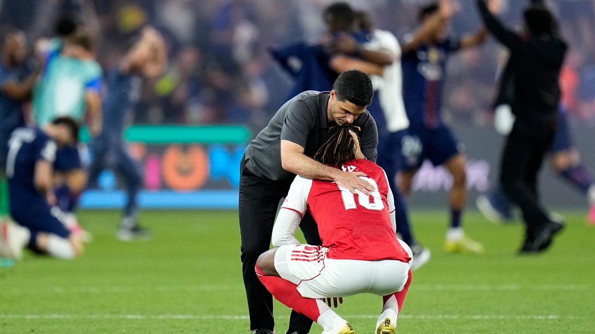 Zdrvený Mikel Arteta po finále Ligy majstrov.