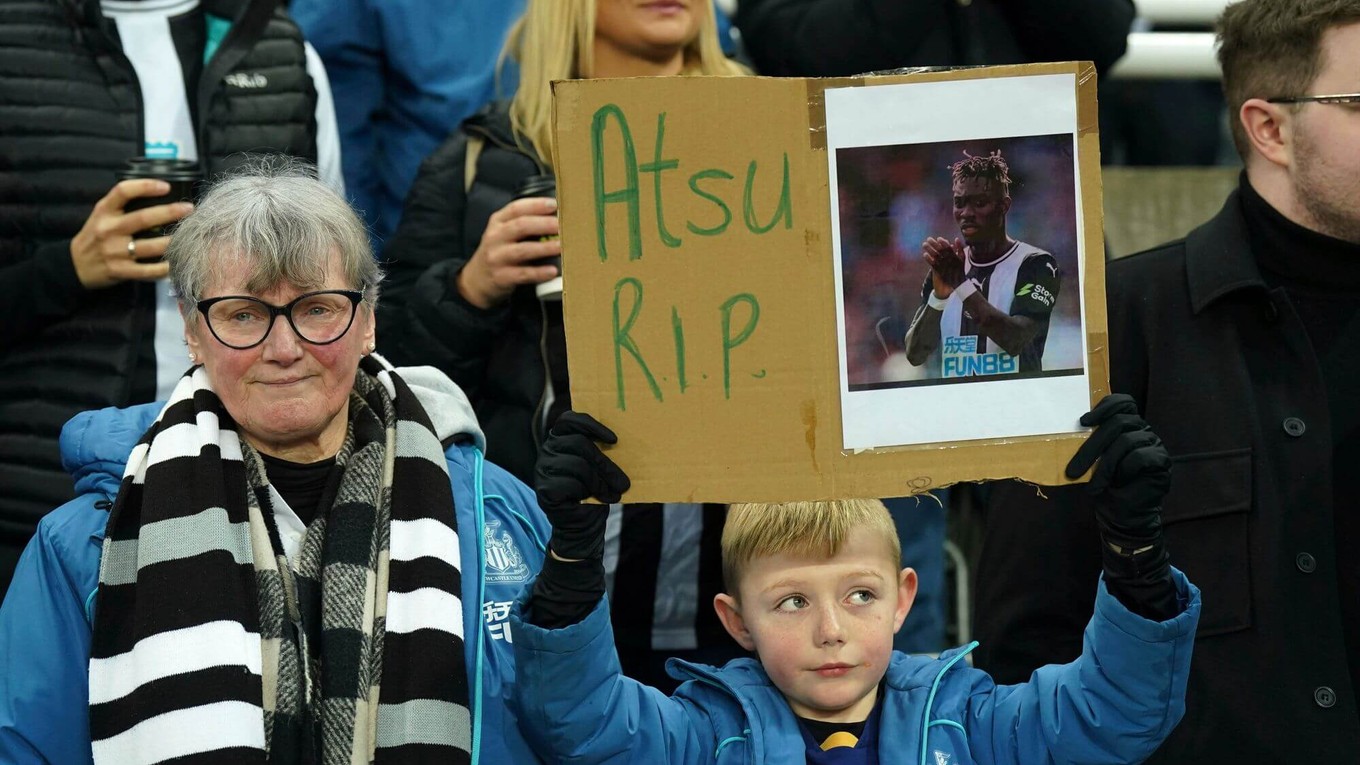 Futbaloví fanúšikovia si uctili pamiatku Christiana Atsua, ktorý zomrel pri zemetrasení. 