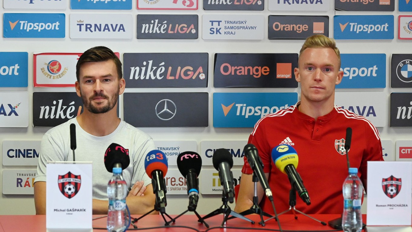 Tréner Spartaka Trnava Michal Gašparík a stredopoliar Roman Procházka. 