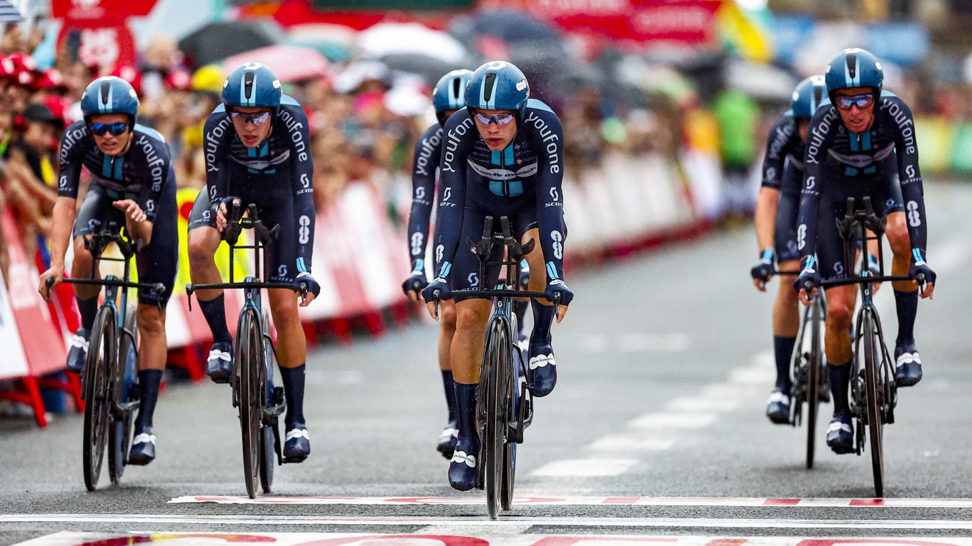 Cyklisti tímu DSM-Firmenich vyhrali 1. etapu na pretekoch Vuelta 2023, ktorou bola tímová časovka.