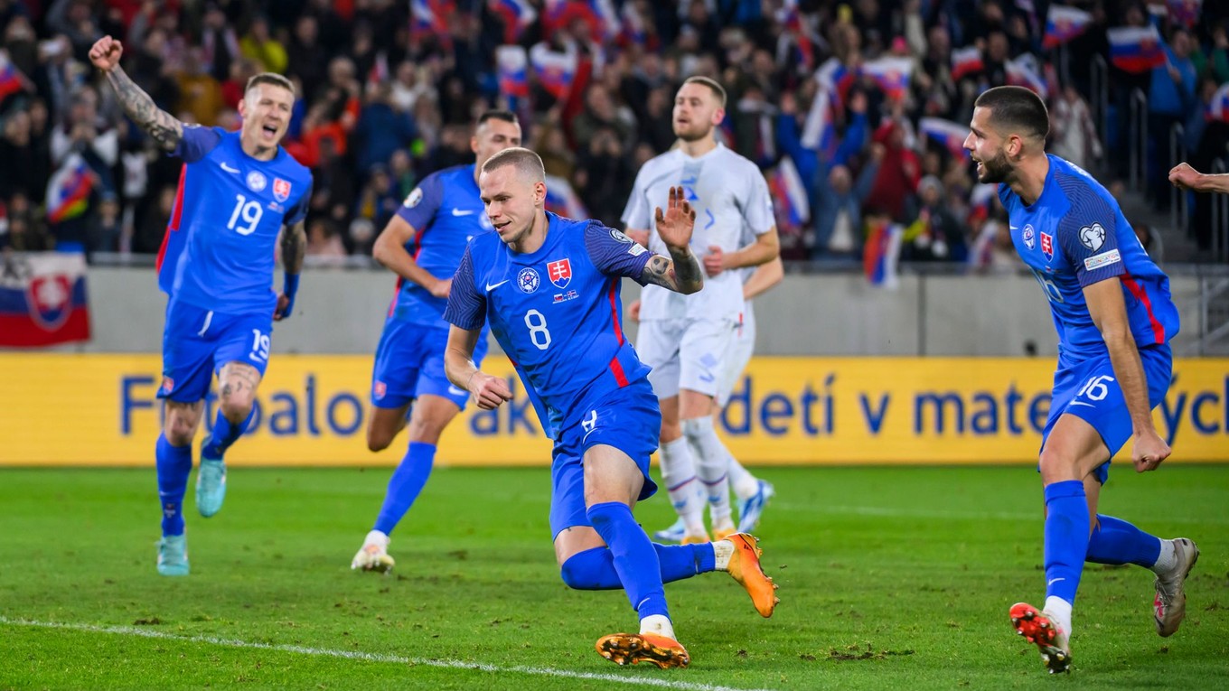 Ondrej Duda strieľa gól v zápase Slovensko - Island v kvalifikácii EURO 2024.
