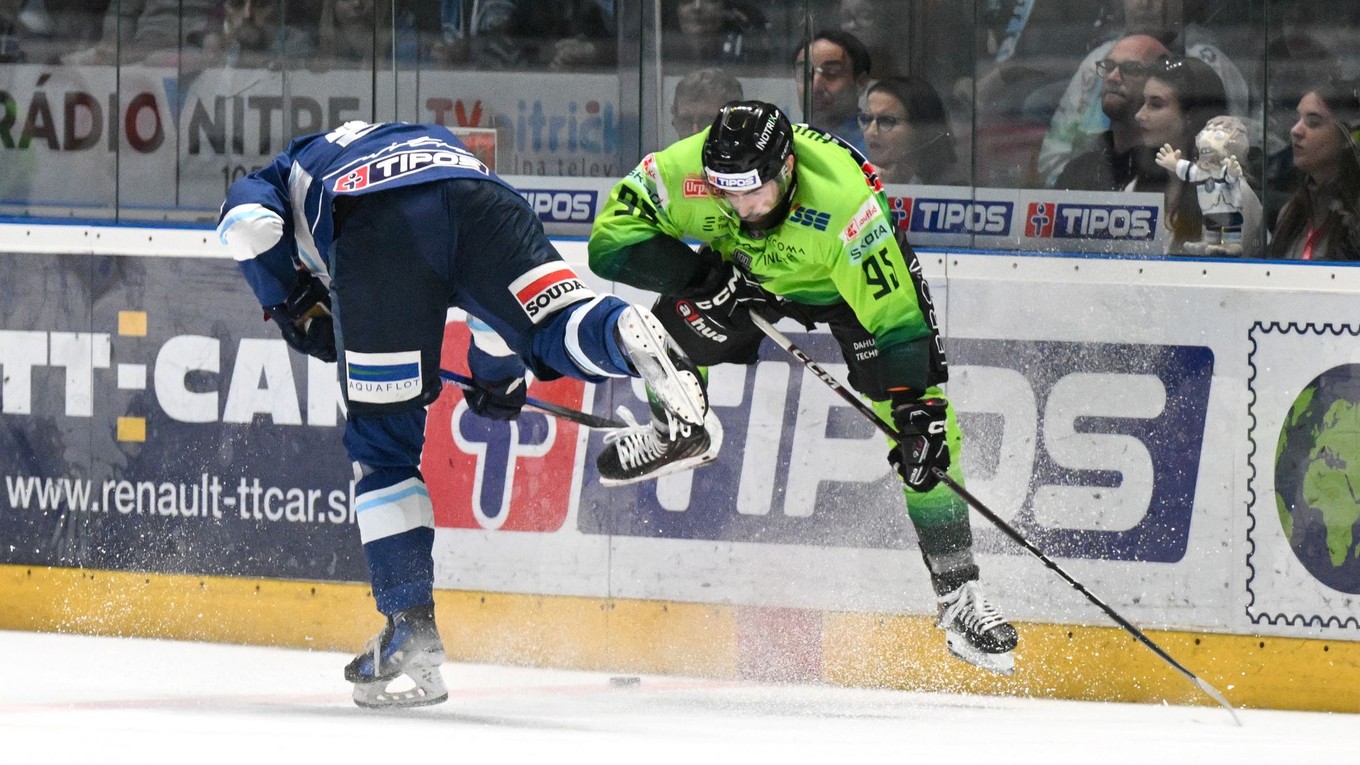 Samuel Buček (Nitra) a Matúš Holenda (Žilina) v prvom zápase semifinale play off Tipos extraligy.