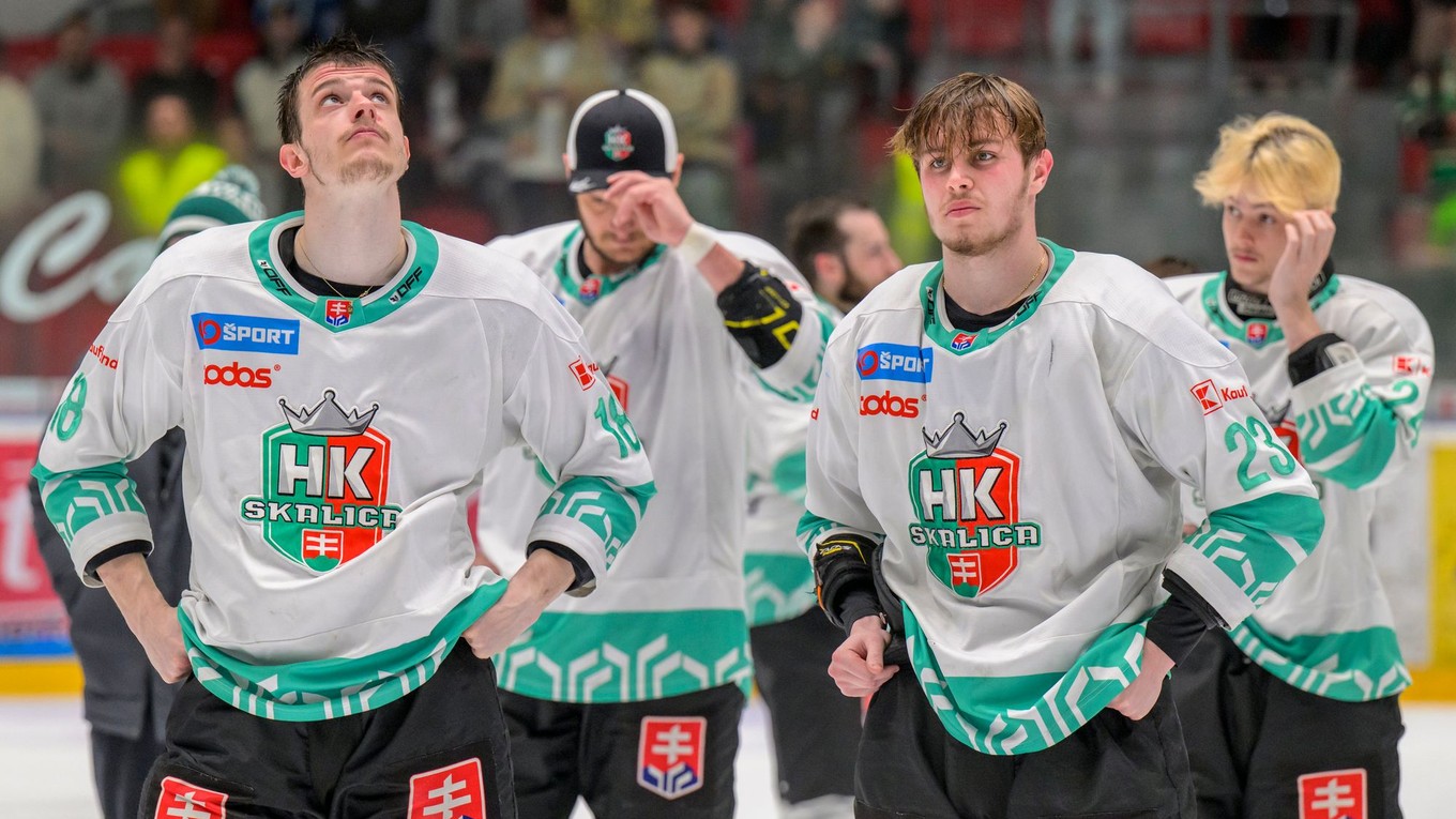 Hráči HK Skalica smútia.