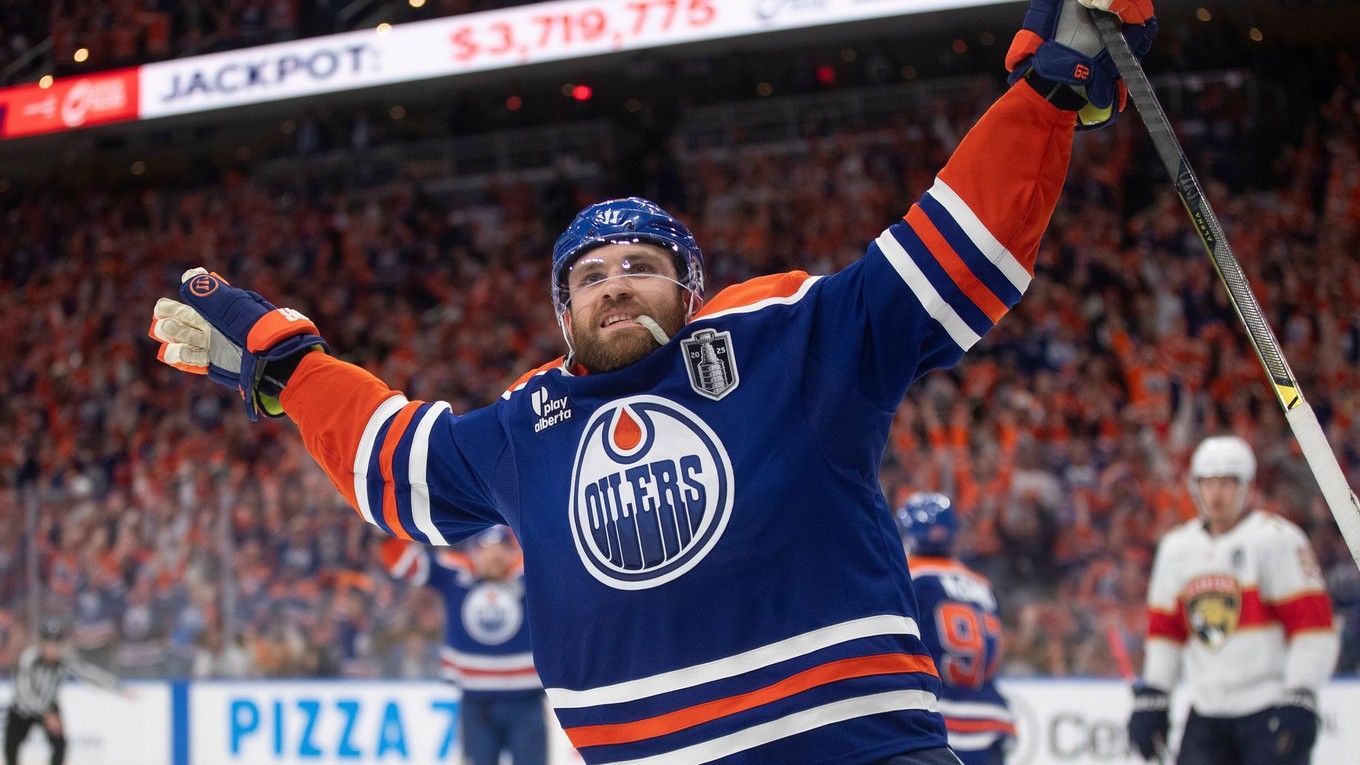 Leon Draisaitl (Edmonton) oslavuje po tom, ako strelil víťazný gól proti Floride.
